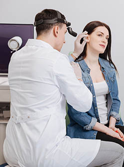 Un médecin ORL examine une patiente | MACSF